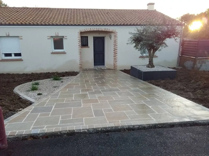Dallage TENDUR BEIGE avec plantation olivier 