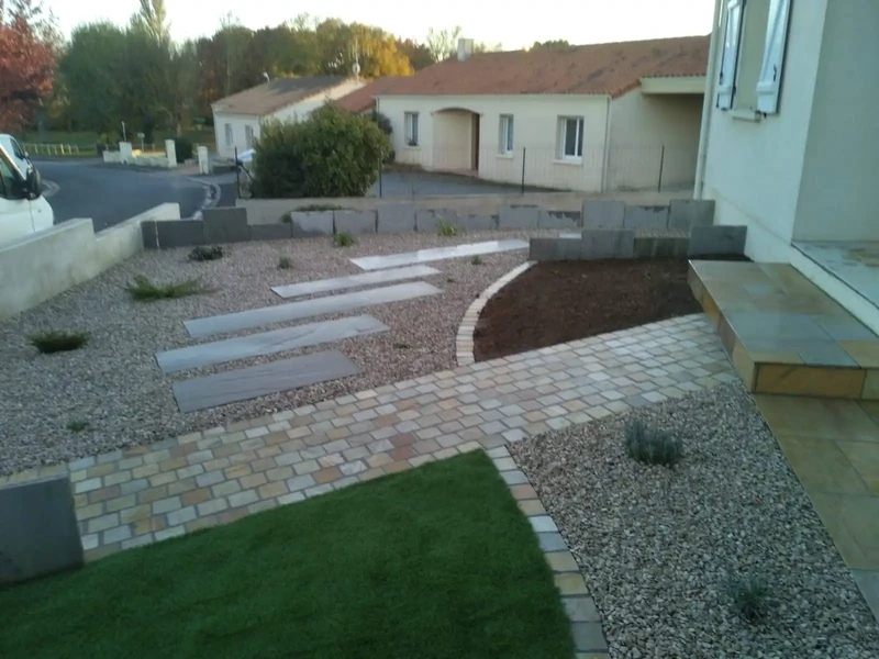 Pavés quartzite albino, gazon synthétique