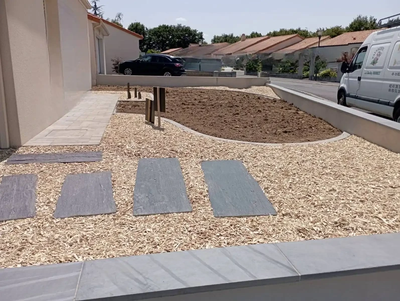 Palis ardoise et chainette pavés en attente gazon et plantation à l'automne
