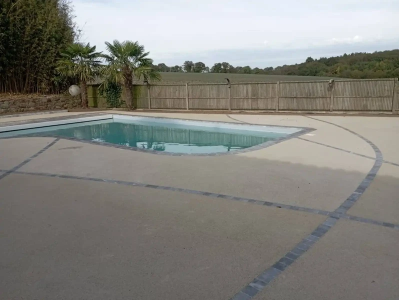 Tour de piscine en béton drainant