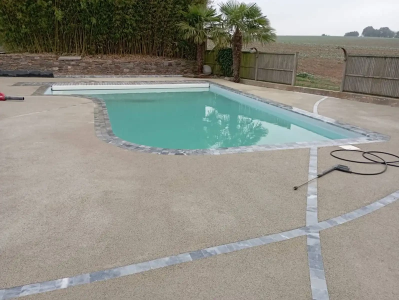 Tour de piscine en béton drainant