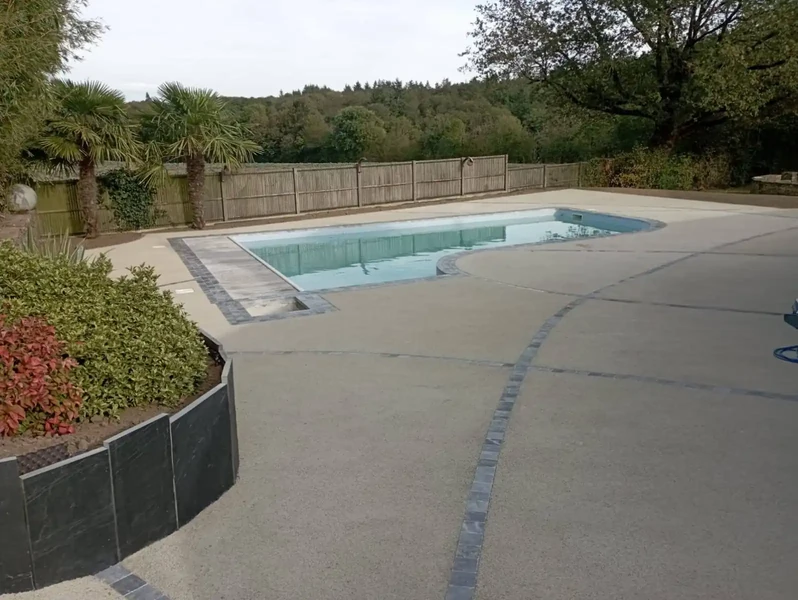 Tour de piscine en béton drainant