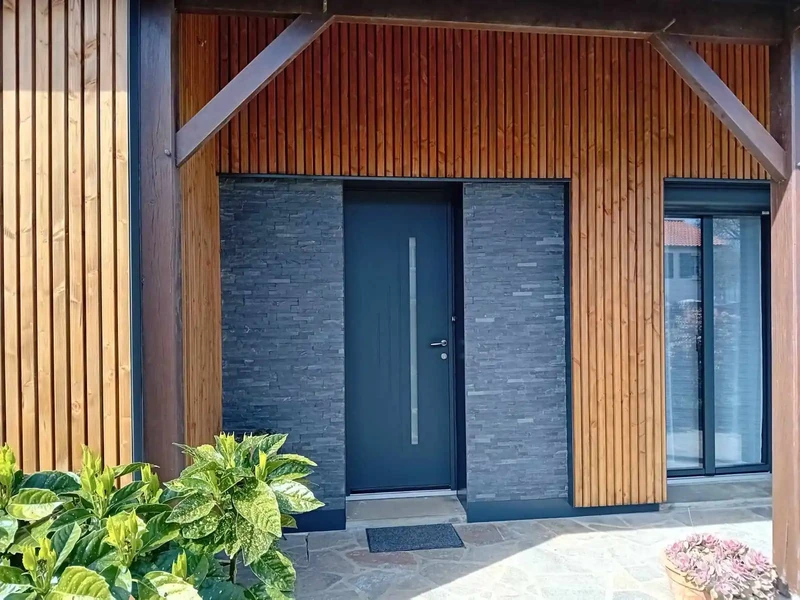 Façade réalisée en stone panel