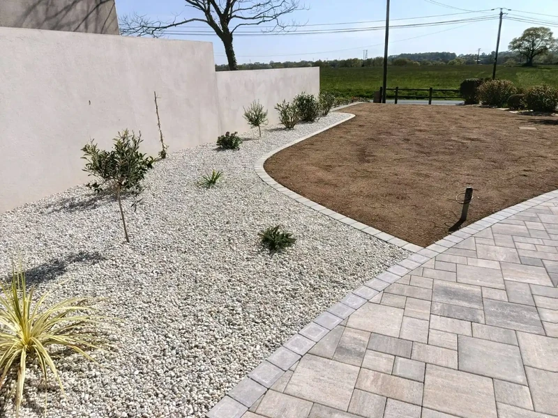 allée pavés khann,entrée dallage céramique et semis pelouse