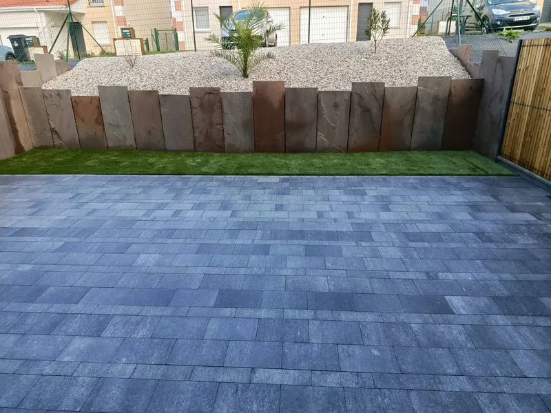 cour en pavés Ebema drainant et pallis grès multicolore 
