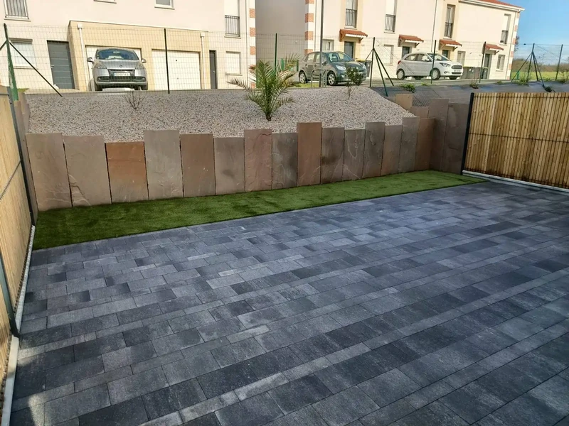 cour en pavés Ebema drainant et pallis grès multicolore + plantation+ graviers